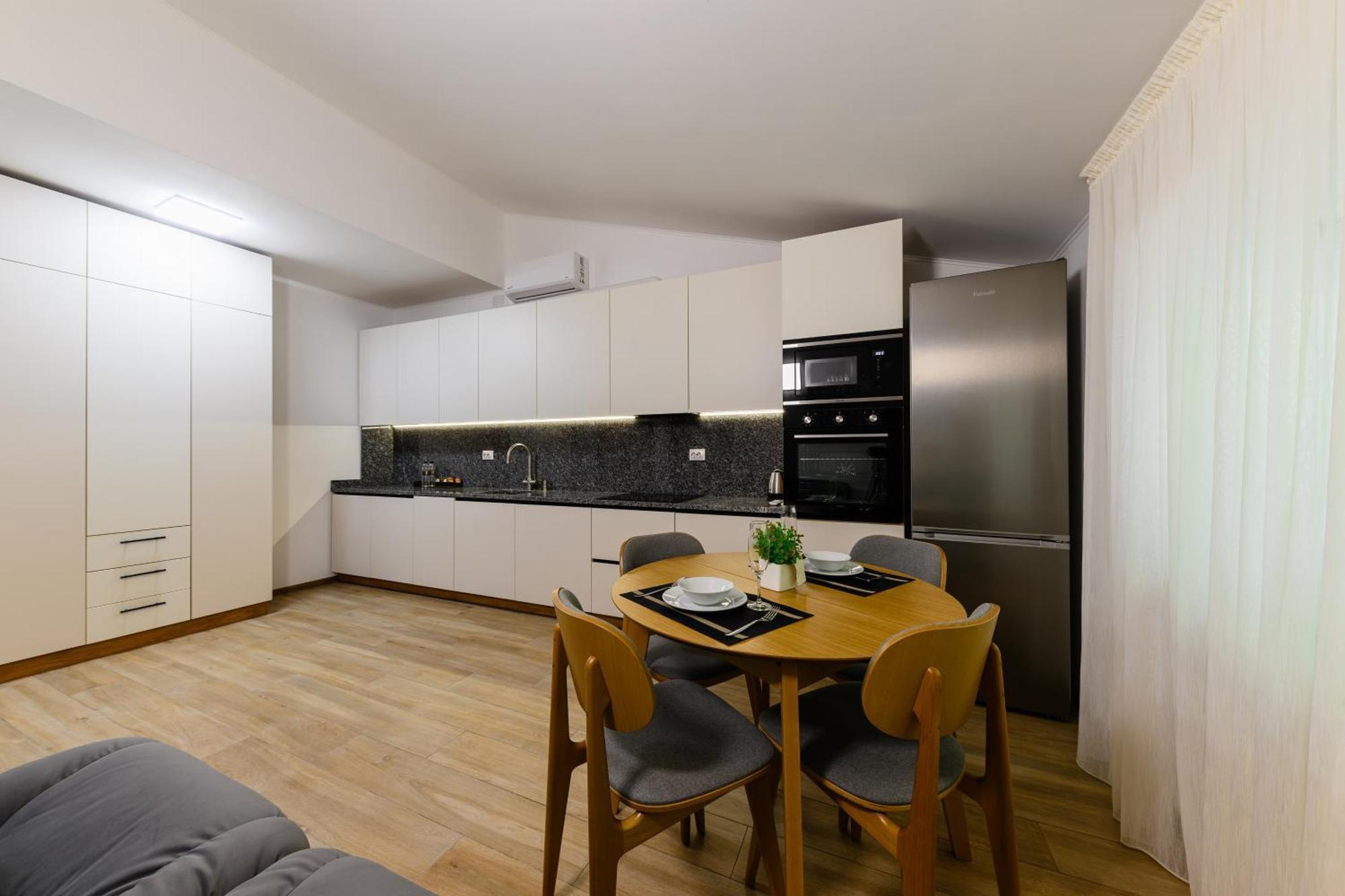 Luxury Apartment *